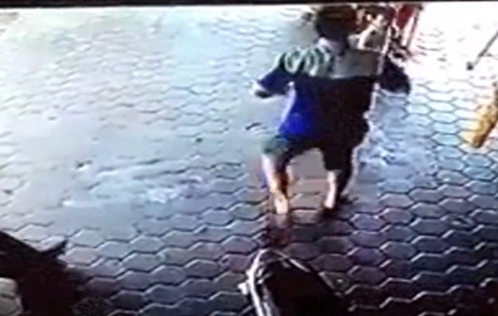 Atanın ani reaksiyası iki uşağını ölümdən qurtardı