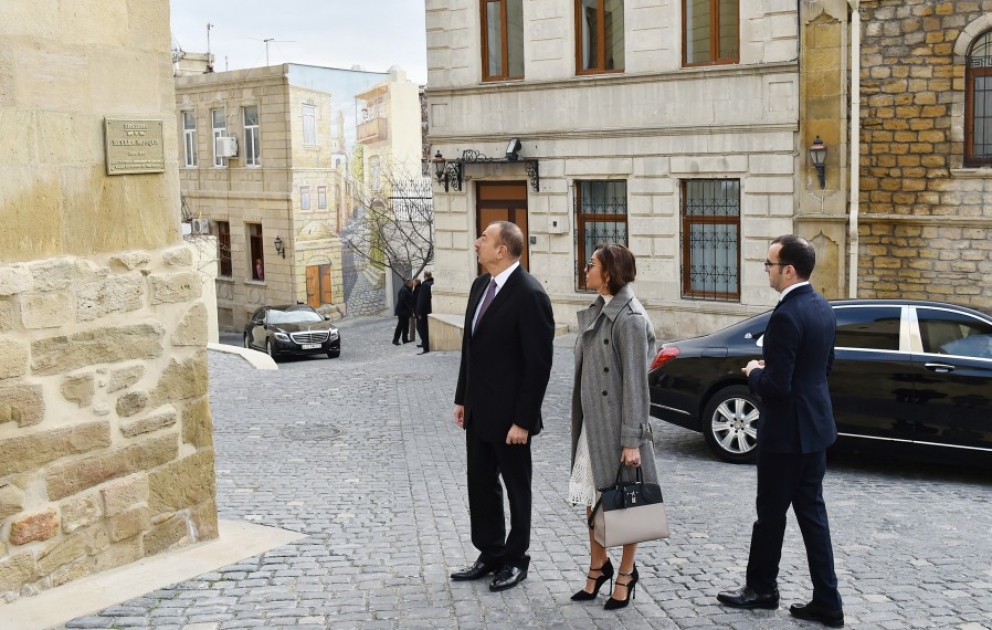 Le président Ilham Aliyev se rend à la mosquée Beyler à Itchéricheher