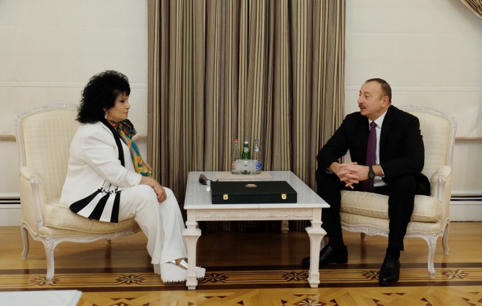 Le président Ilham Aliyev remet l’Ordre Heydar Aliyev à la chanteuse Zeyneb Khanlarova