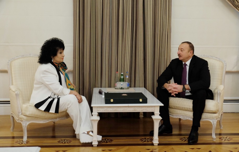 Volkskünstlerin Zeynab Khanlarova mit Orden „Heydar Aliyev“ ausgezeichnet