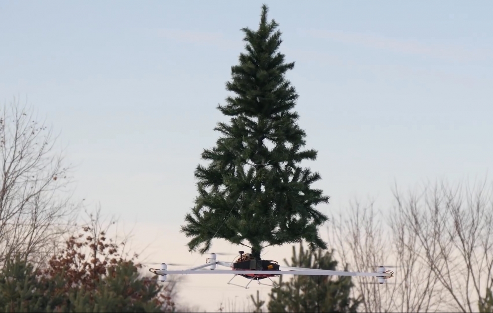 Utiliser un drone pour livrer un sapin de Noël