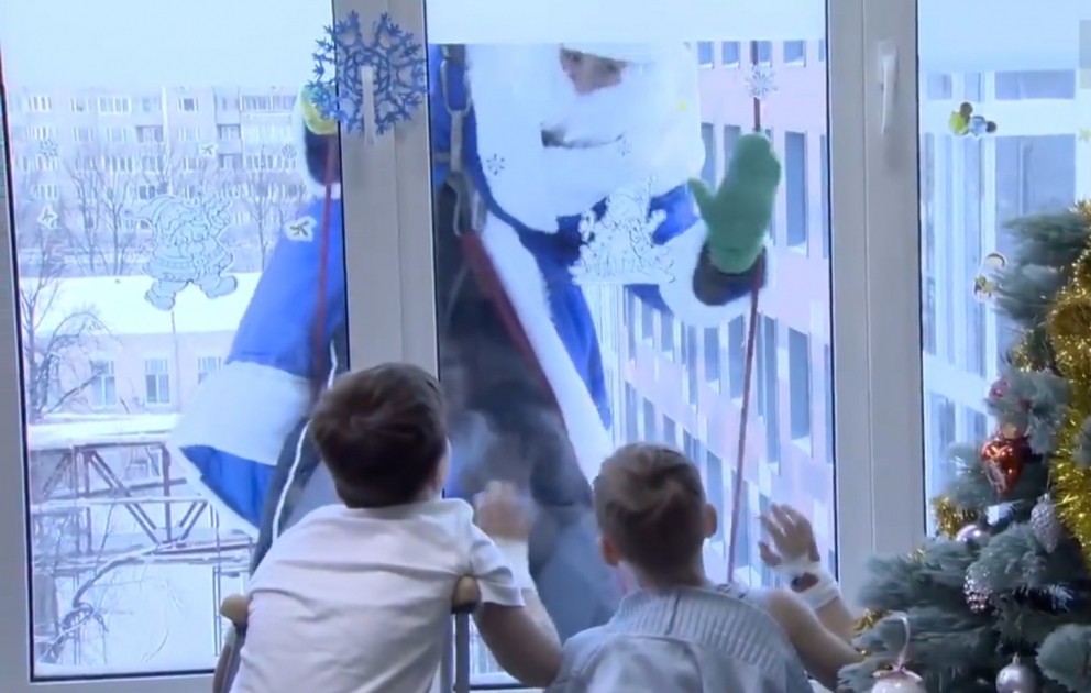 Des pères Noëls alpinistes à Moscou
