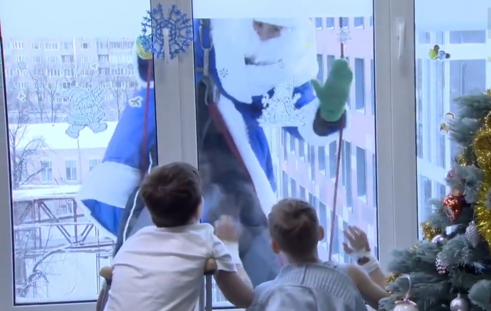 Moskau- Weihnachtsmänner als Bergsteiger