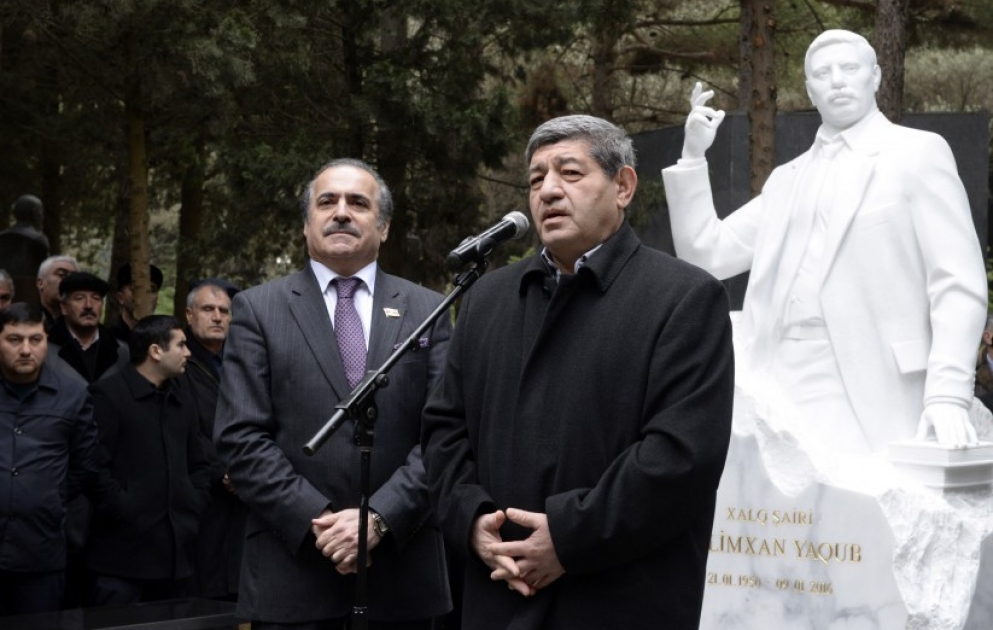 Xalq Şairi Zəlimxan Yaqubun məzarüstü abidəsinin açılışı olub