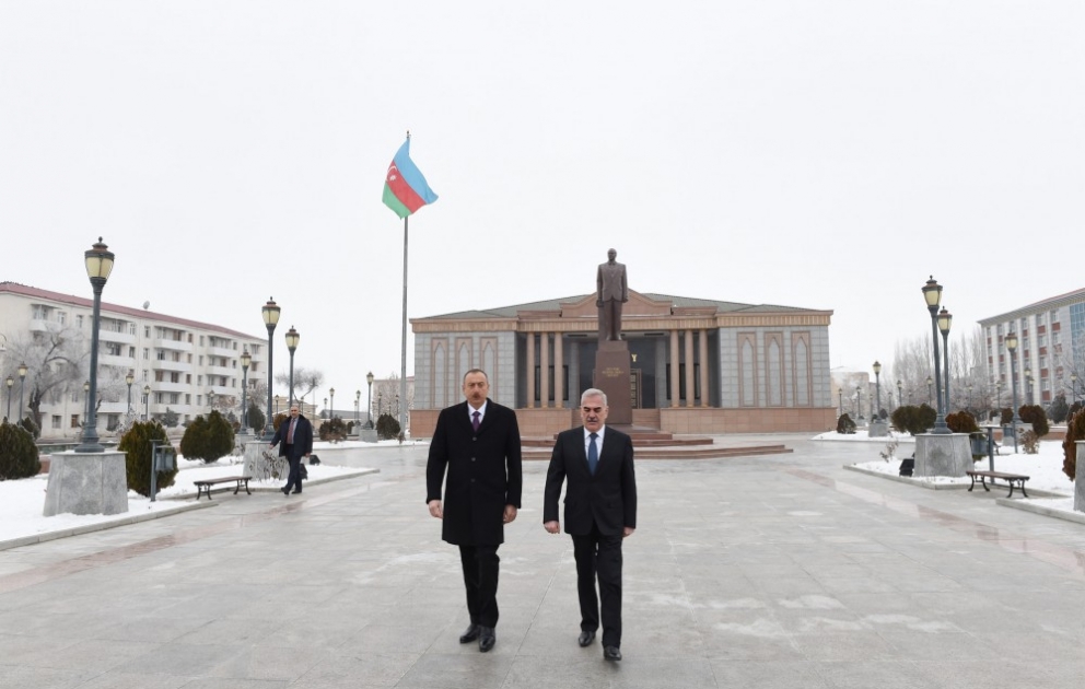 Déplacement au Nakhtchivan: visite du monument à Heydar Aliyev