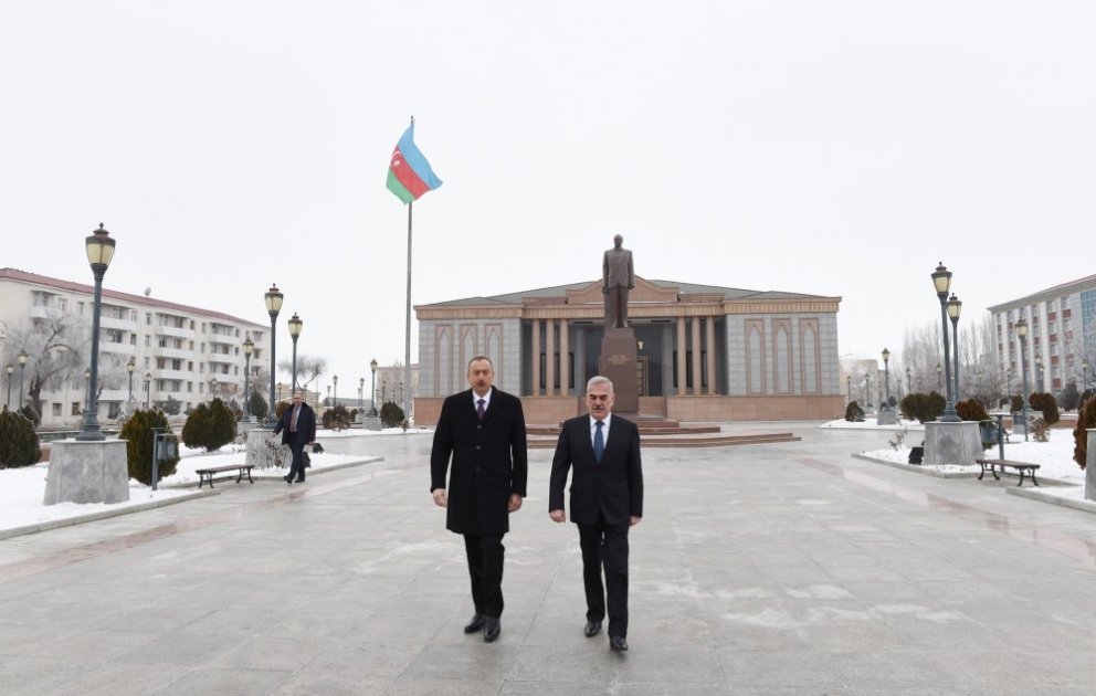 Besuch des Denkmals des Nationalleaders Heydar Aliyev in Nachitschewan