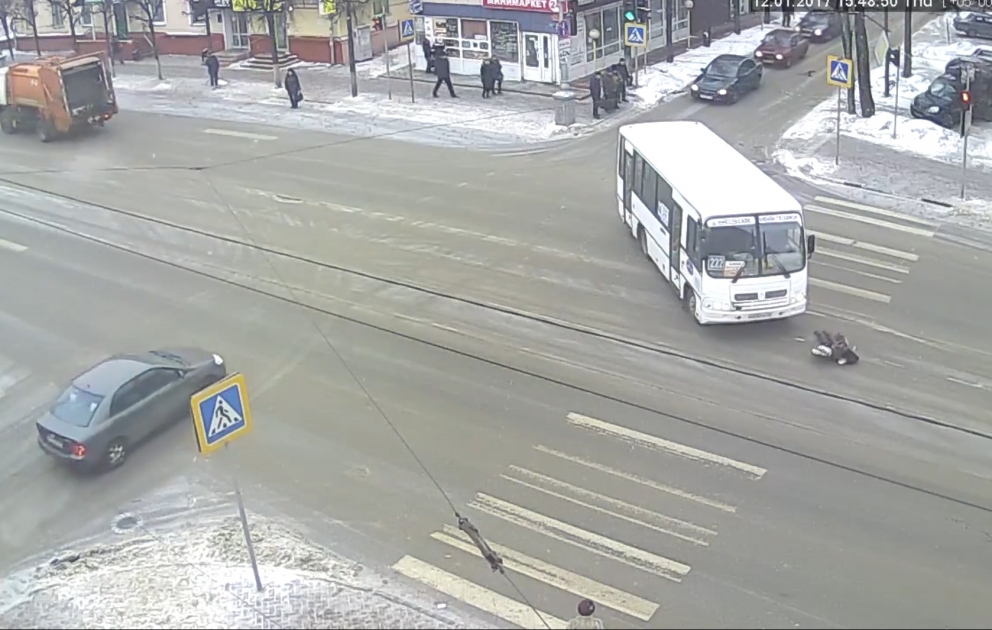 Qadını avtobusla vurdu, sonra qucaqladı - Rusiyada