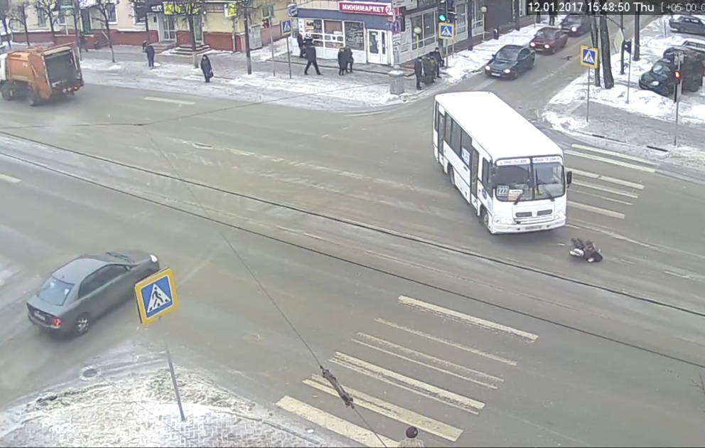 В Твери водитель автобуса обнял пенсионерку после того, как сбил её