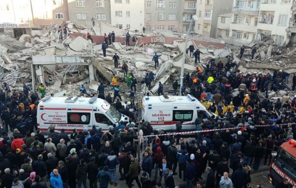 İstanbulda 7 mərtəbəli bina çöküb