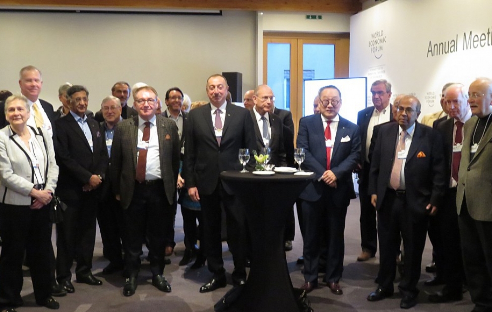 Dünya İqtisadi Forumunda on dəfədən artıq iştirak edən rəhbər şəxslər üçün qəbul təşkil olunub  
Prezident İlham Əliyev qəbulda iştirak edib