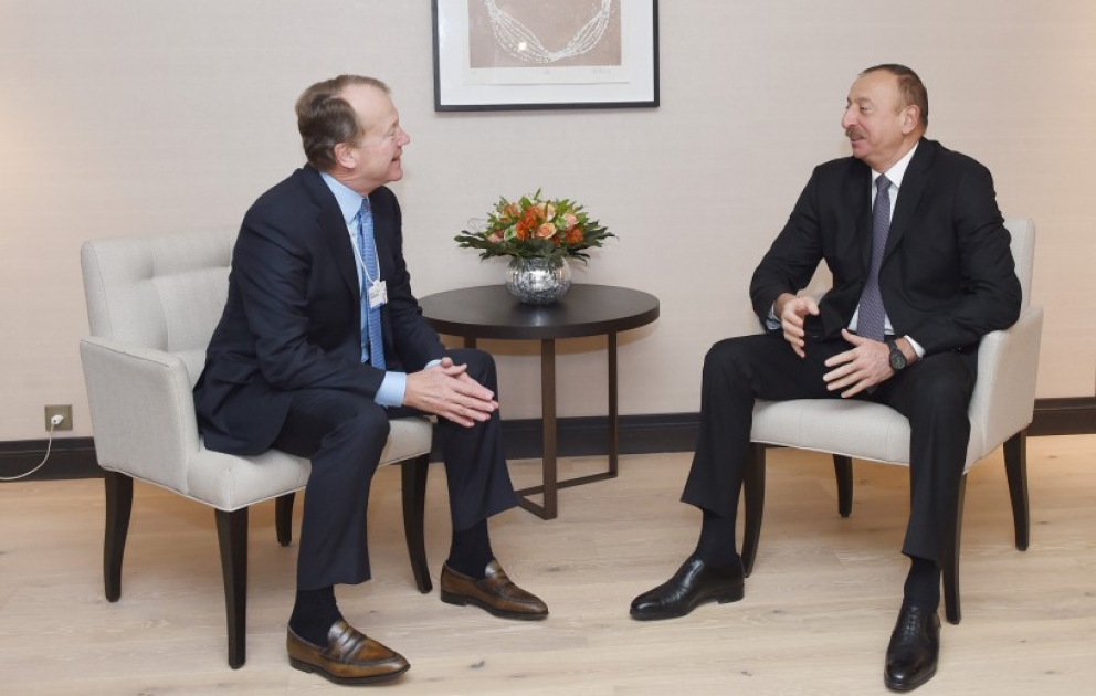 Präsident Ilham Aliyev trifft mit CEO des Unternehmens Cisco zusammen