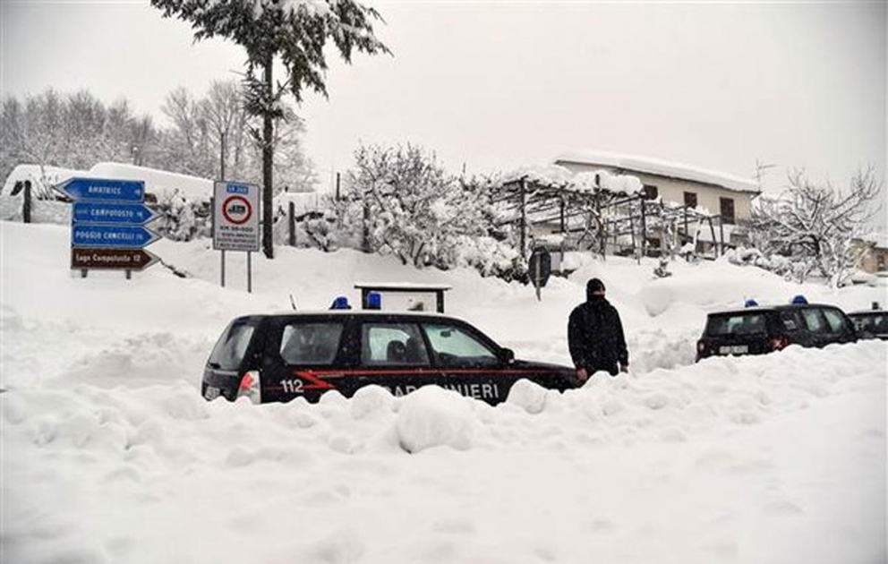 В Италии спасатели ищут более 20 человек после схода лавины на отель