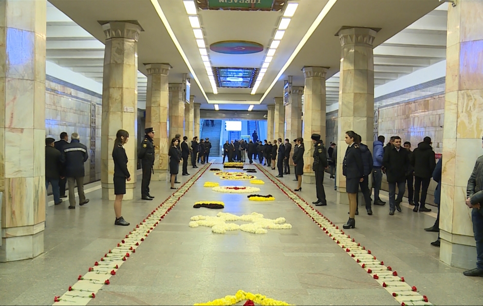 Şəhidlərin xatirəsi metronun "20 Yanvar" stansiyasında da yad edilib