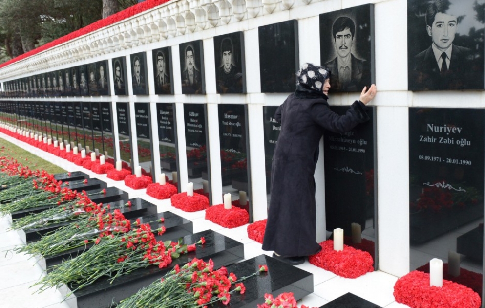 Azərbaycan xalqı qəhrəman övladlarının xatirəsini yad etmək üçün Şəhidlər xiyabanına axışır