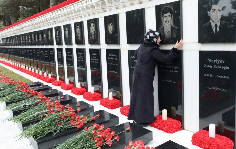 Азербайджанский народ многолюдным потоком идет в Шехидляр хиябаны, чтобы почтить память героических сынов