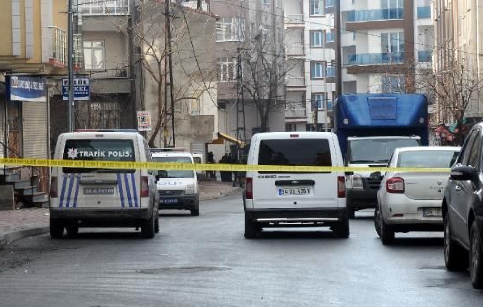 İstanbulda polis avtomobili atəşə tutulub
