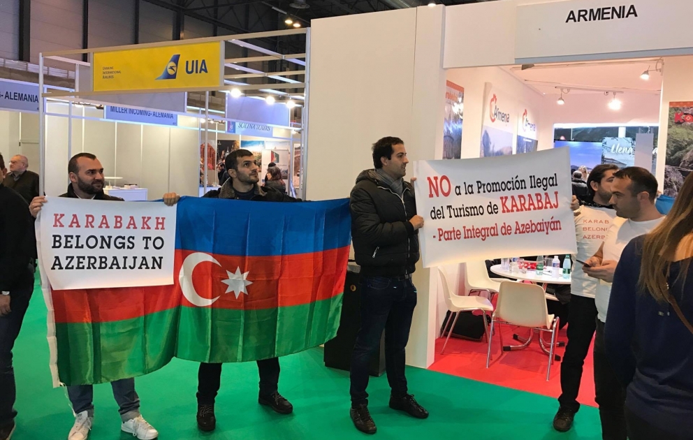 Ermənistan Turizm sərgisində yenə “Dağlıq Qarabağ” stendi qurdu  
Həmyerlilərimiz etiraz aksiyası keçirdi
