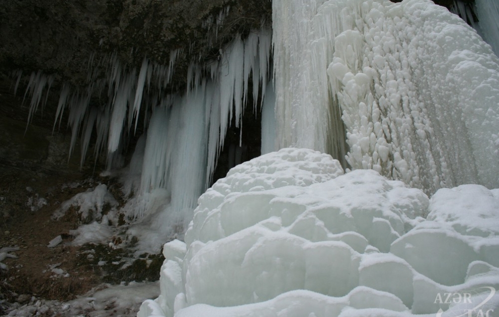 Зимний пейзаж водопада "Гызлар" в Нахчыване