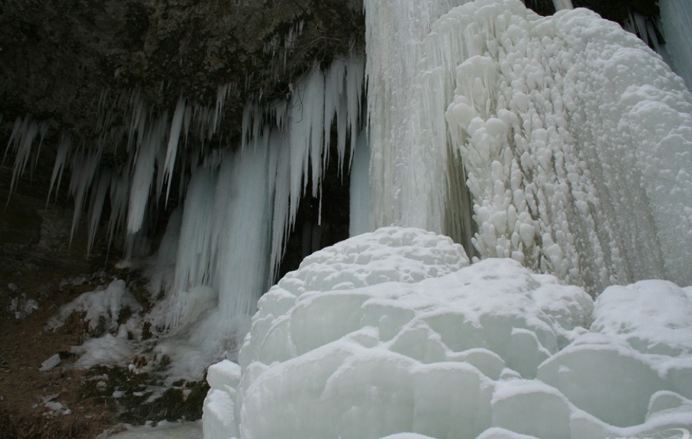 Winterliche Ansichten von Gyzlar Bulaghi (Quelle der Jungfrauen) in Nachitschewan