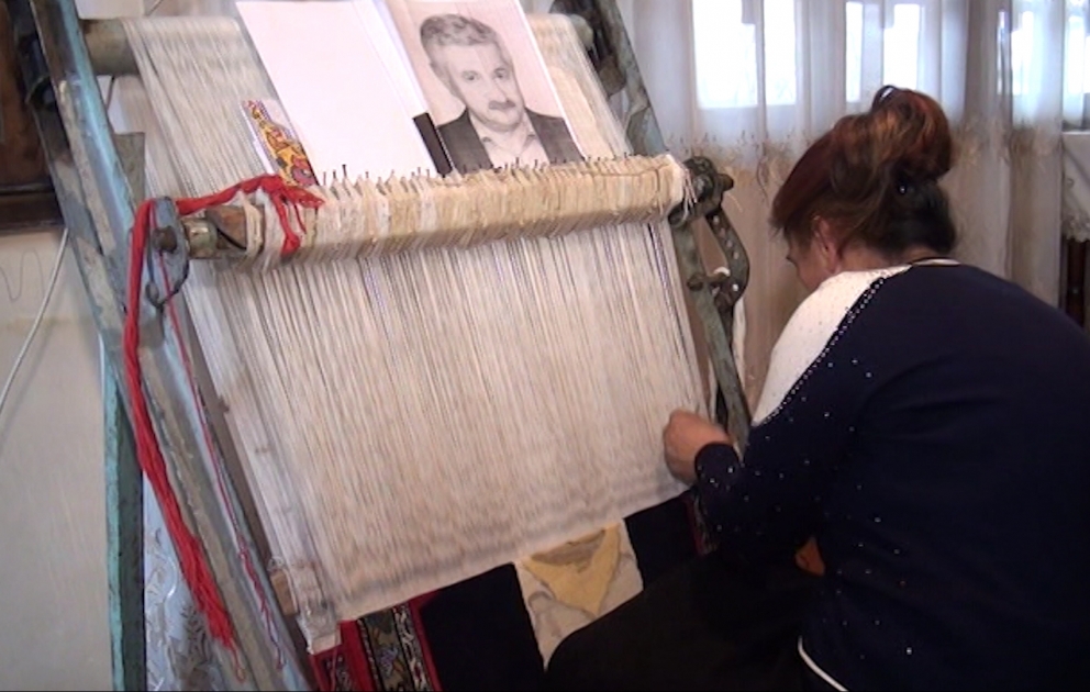 Qazax rayon sakini evində toxuduğu xalçaları satmaqla gəlir əldə edir