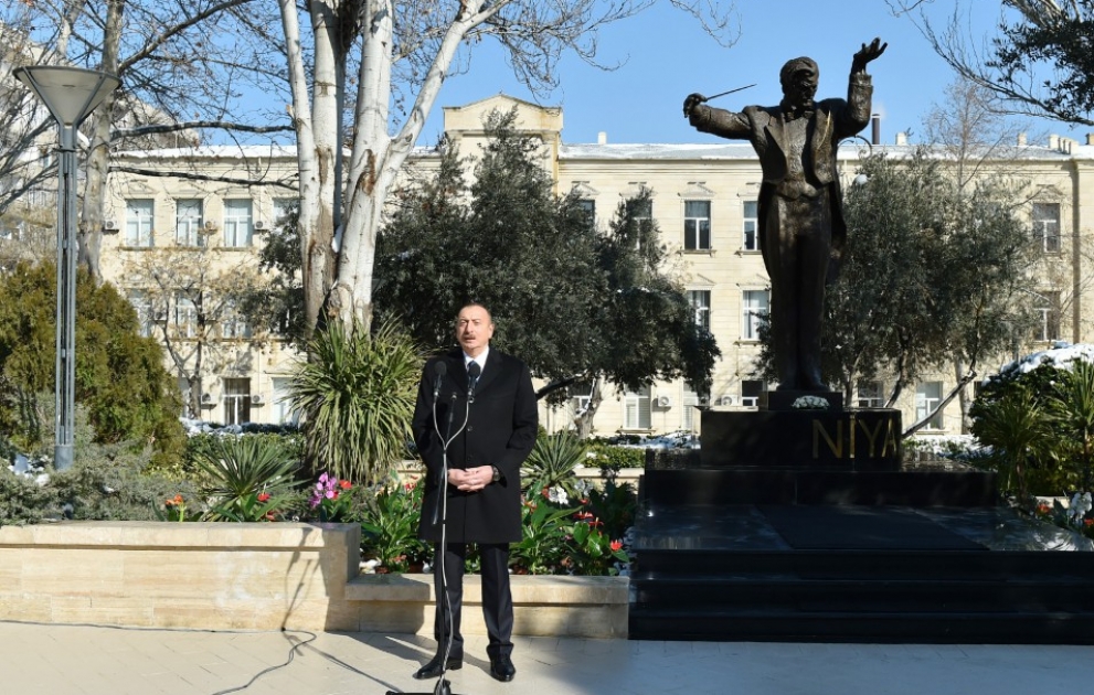 Le président de la République à l’inauguration d’un monument à l’éminent chef d’orchestre Niyazi