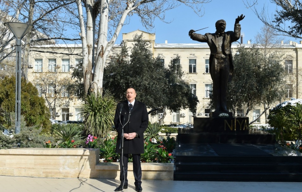 Präsident Ilham Aliyev enthüllt Denkmal von Maestro Niyazi