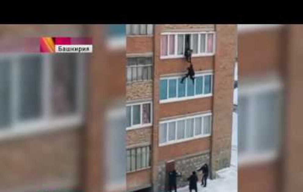 Dördüncü mərtəbədən tullanan kişini xalça ilə tutdular