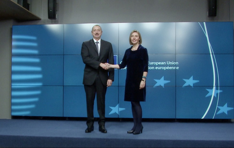 Petit-déjeuner de travail du président Ilham Aliyev avec Federica Mogherini