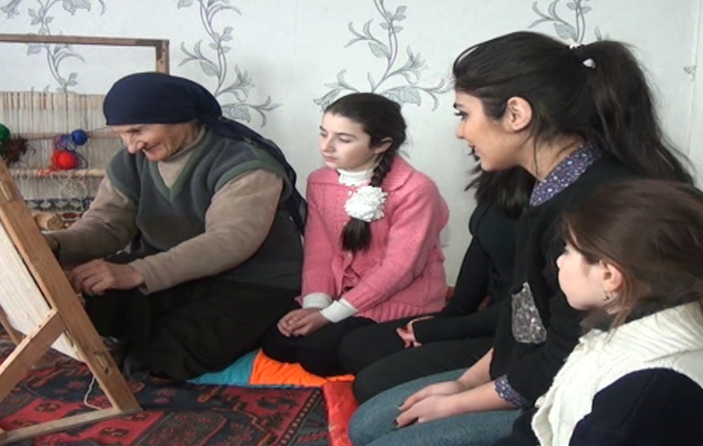 Yaşı səksəni ötsə də, biri-birindən gözəl xalçalar toxuyur