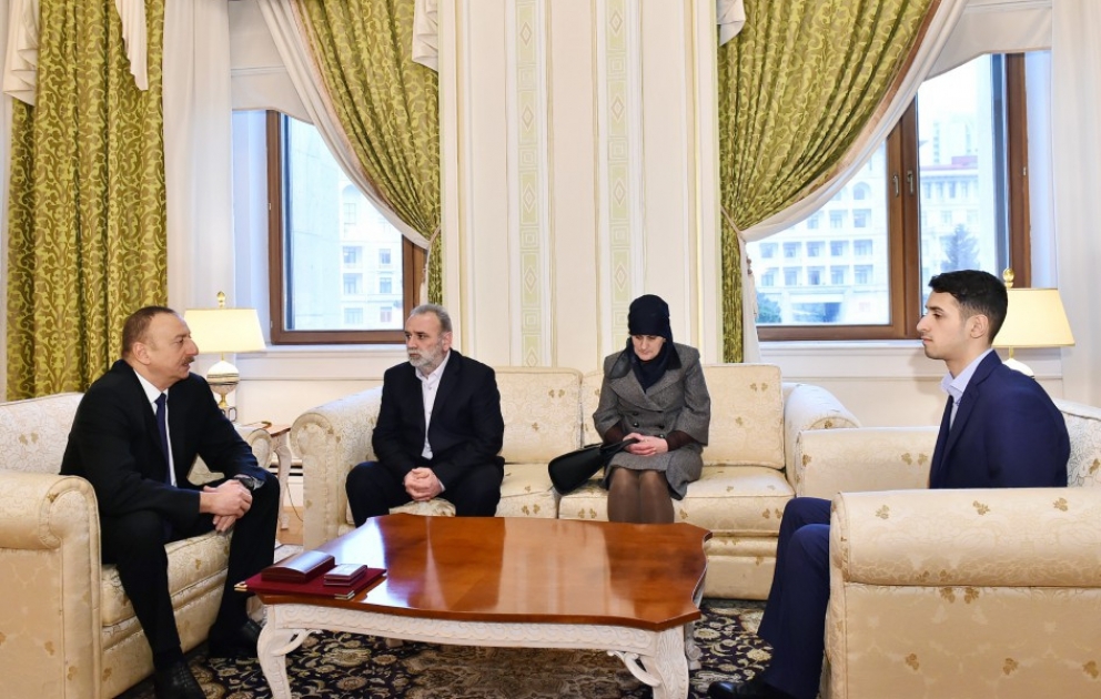 Le président Ilham Aliyev a rencontré les membres de la famille de Tchinguiz Gourbanov, héros national d’Azerbaïdjan
