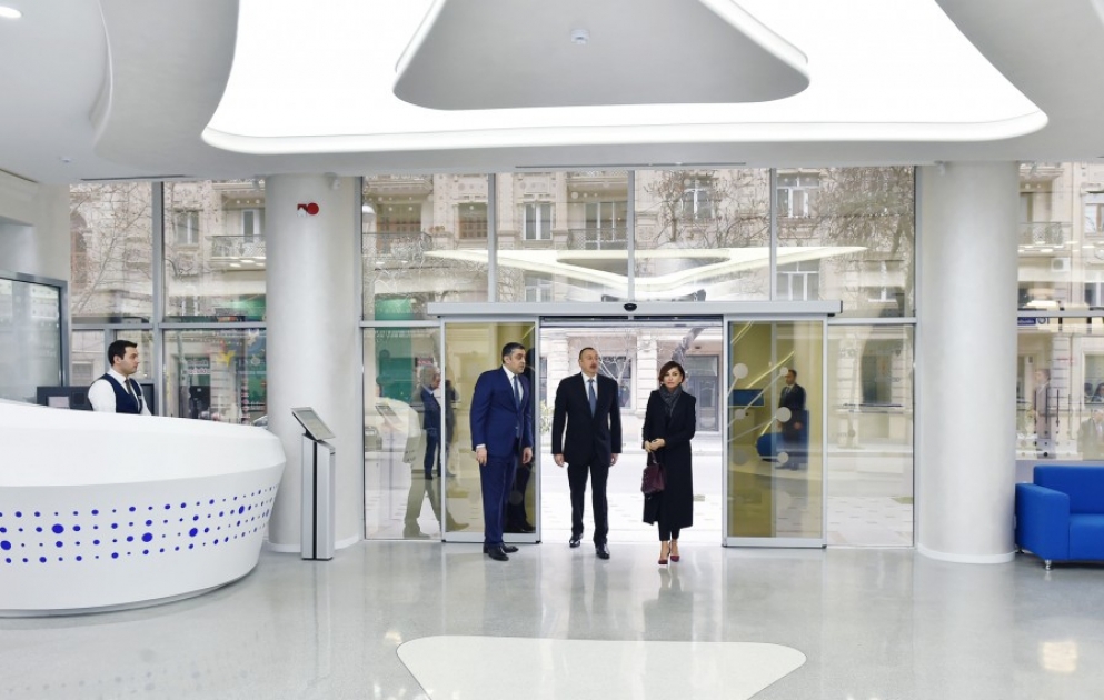 Präsident Ilham Aliyev nimmt an der Eröffnung eines neuen Servicezentrums in der Postfiliale Nr.1 in Baku