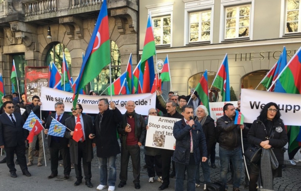 Münhen Təhlükəsizlik Konfransının keçirildiyi otelin önündə azərbaycanlılar etiraz aksiyası keçirib