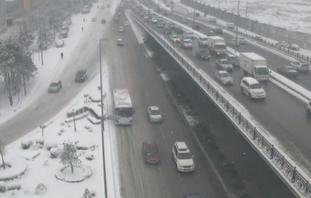 Движение на большинстве дорог Баку затруднено
