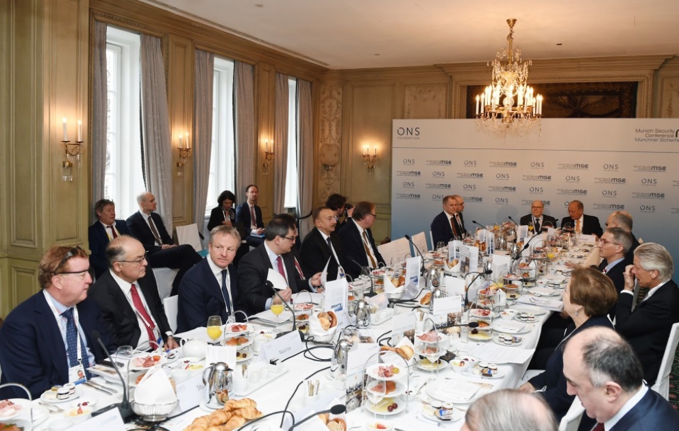 Le président Ilham Aliyev participe à une table ronde à Munich