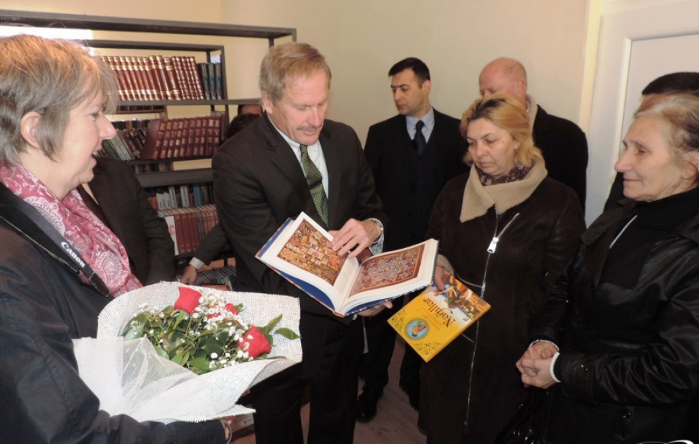 ABŞ səfiri Goranboyda Xocalı soyqırımı qurbanlarının xatirəsinə ucaldılan abidəni ziyarət edib