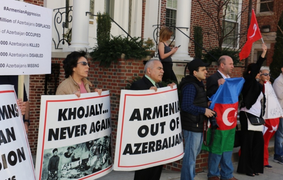 Xocalı soyqırımının 25-ci ildönümü ilə əlaqədar Ermənistanın Vaşinqtondakı səfirliyi qarşısında etiraz aksiyası keçirilib