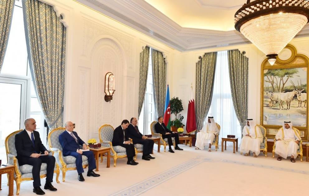 Präsident Ilham Aliyev und Emir von Katar Scheich Tamim bin Hamad Al Thani treffen sich im erweiterten Format