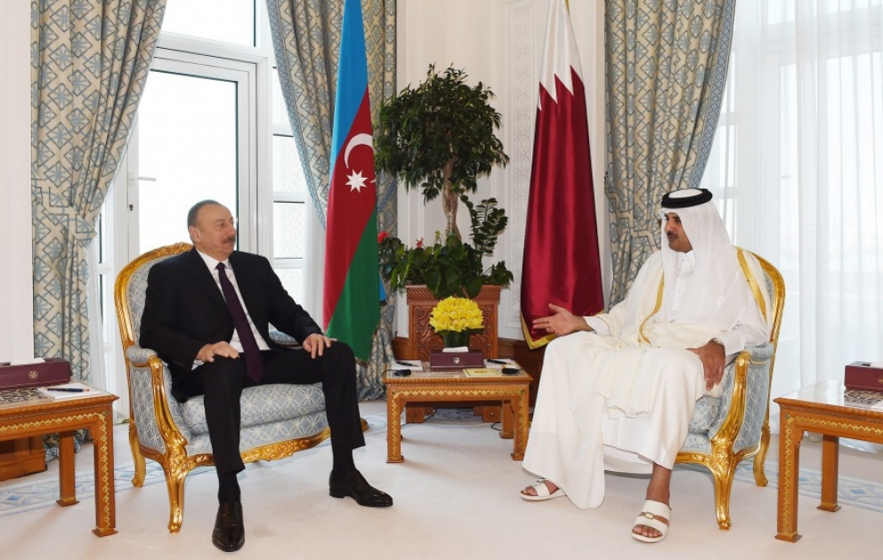 Präsident Ilham Aliyev und Emir von Katar Scheich Tamim Bin Hamad Al-Thani treffen sich im erweiterten Format