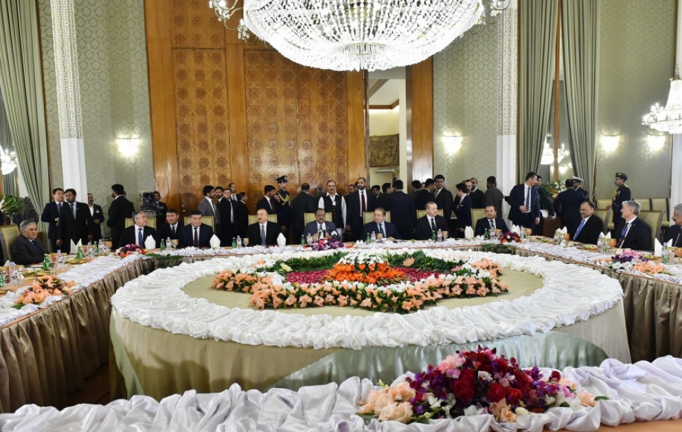 Le président Ilham Aliyev participe à un dîner offert par le président pakistanais