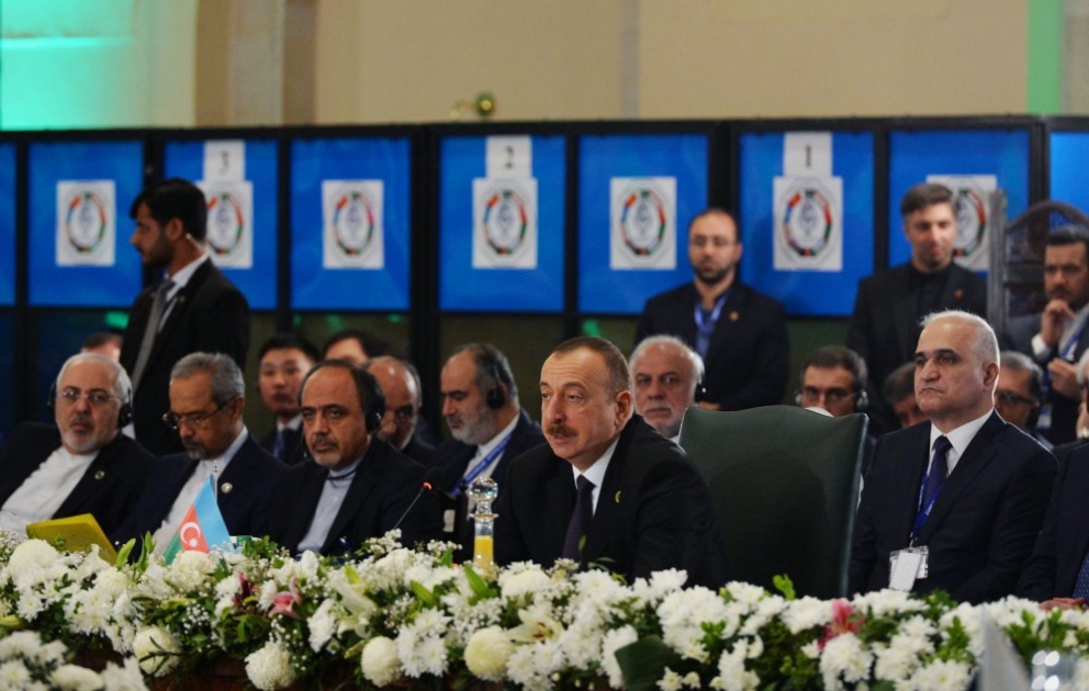 Präsident Ilham Aliyev nimmt in Islamabad am 13. OIC-Gipfeltreffen teil