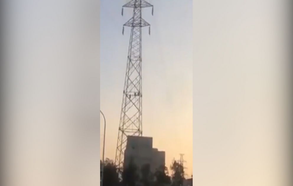 İki dəfə elektrik vurdu, 30 metr hündürlükdən yıxıldı, durub getdi