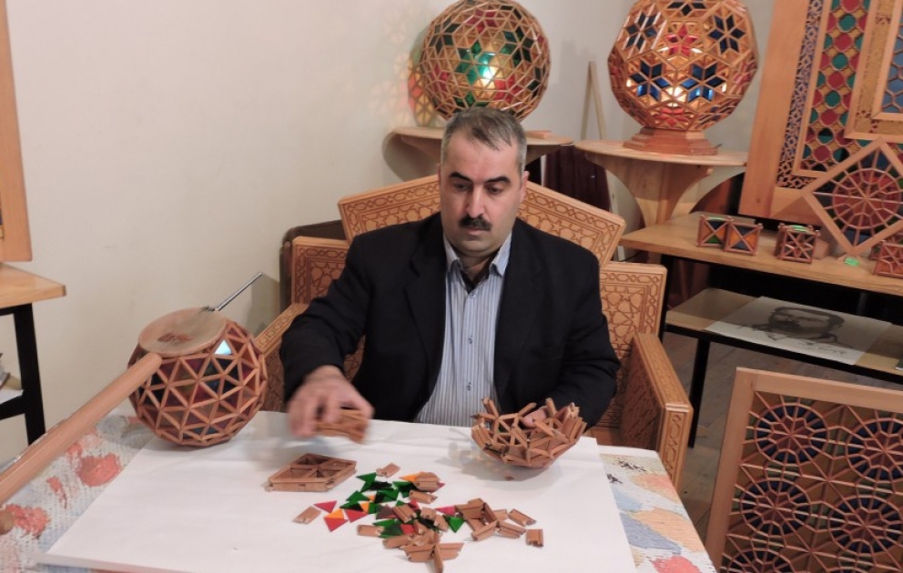 Şəkili sənətkar şəbəkə üsulu ilə kamança aləti hazırlayıb