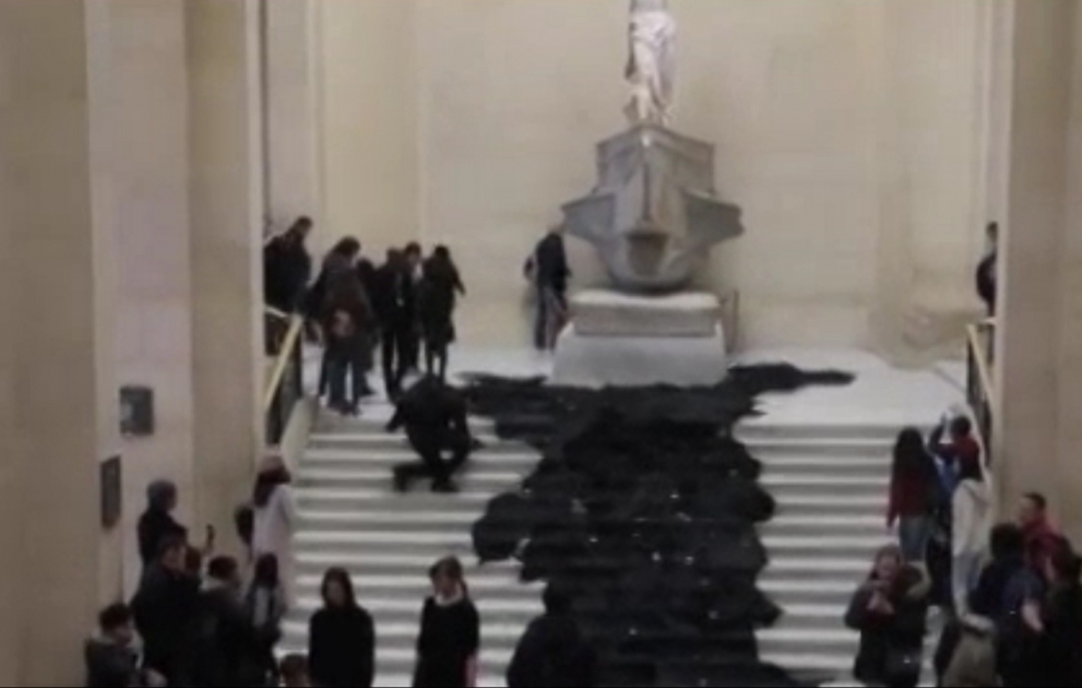 Climat: des militants font couler une "rivière de pétrole" au Louvre