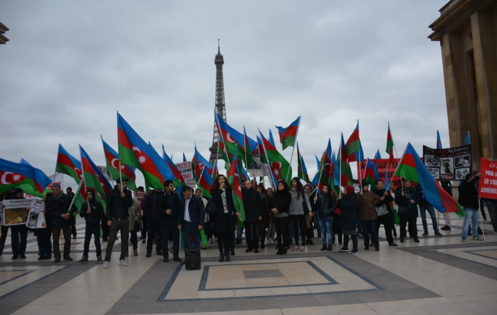 Azərbaycan diasporu Parisdə Ermənistan prezidentinin Fransaya səfəri ilə əlaqədar etiraz aksiyası keçirib