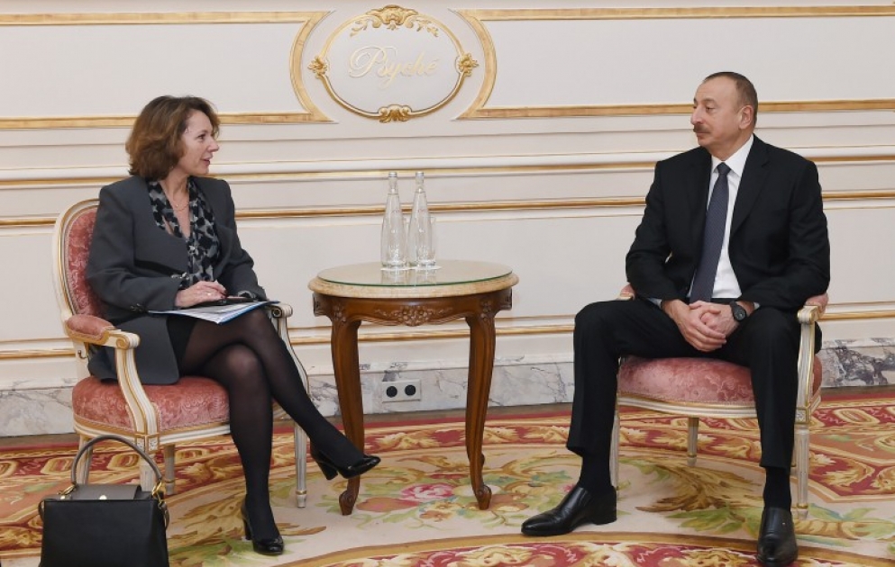 Le président Ilham Aliyev rencontre la directrice générale adjointe du groupe SUEZ