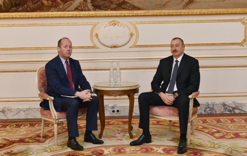 Paris: Präsident Ilham Aliyev trifft sich mit Exekutiv-Vizepräsident der Gesellschaft “Airbus“