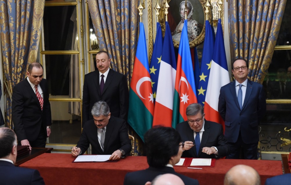 Paris: signature des documents franco-azerbaïdjanais