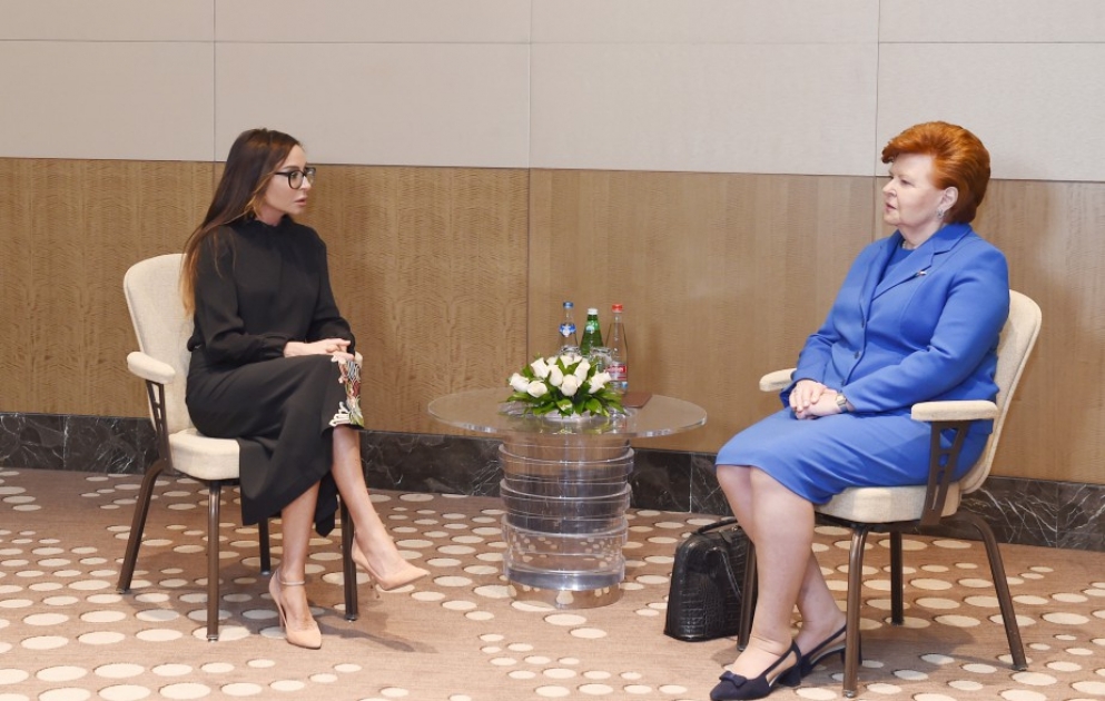 La première vice-présidente azerbaïdjanaise Mehriban Aliyeva rencontre l’ancienne présidente lettone Vaira Vike-Freiberga