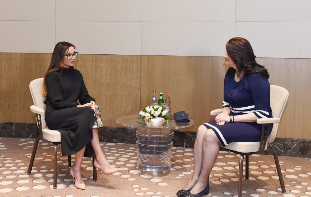 Erste Vizepräsidentin Mehriban Aliyeva trifft sich mit First Lady von Mazedonien Maya Ivanova