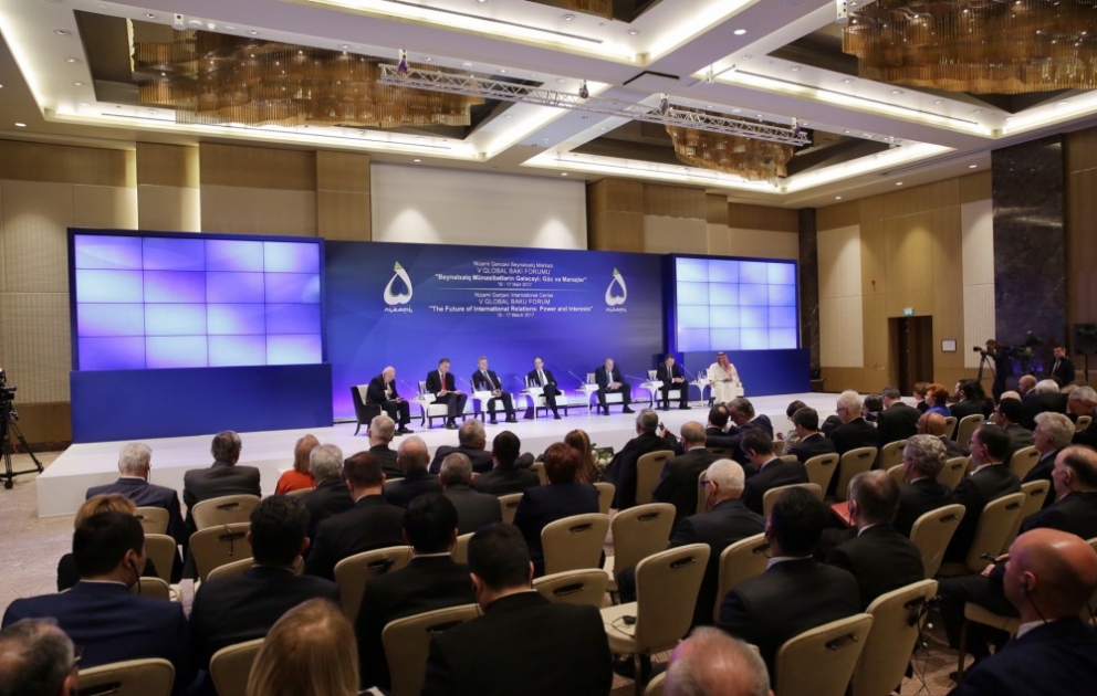 После официальной части V Глобальный Бакинский форум продолжает работу заседанием на тему «Будущее международных отношений»